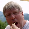 Papa bekommt Pommes, dann ist man auf der Rodelbahn schneller.